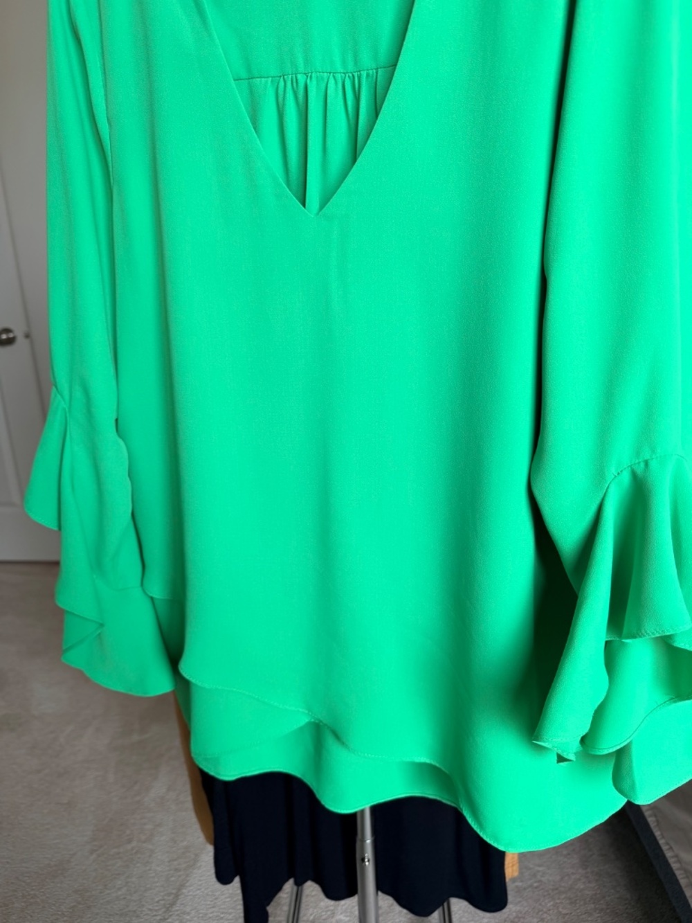 Vince Camuto flowy, crepe, beautiful, spring green, tulip hem, ruffles cuffs - Picture 4 of 7